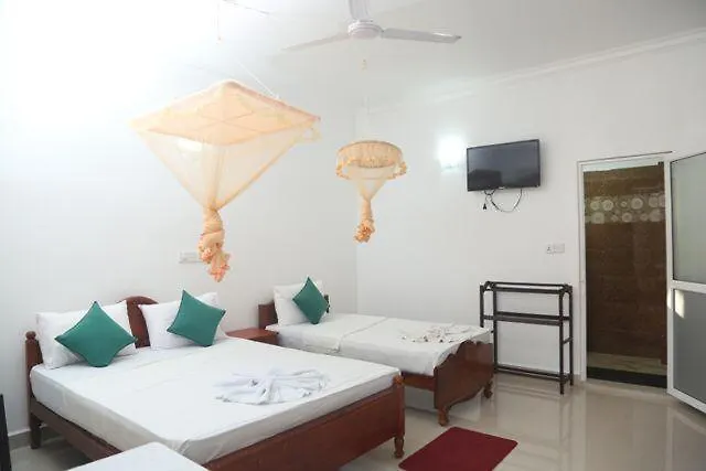 Honey Beach Backpackers Negombo 0*,  Sri Lanka